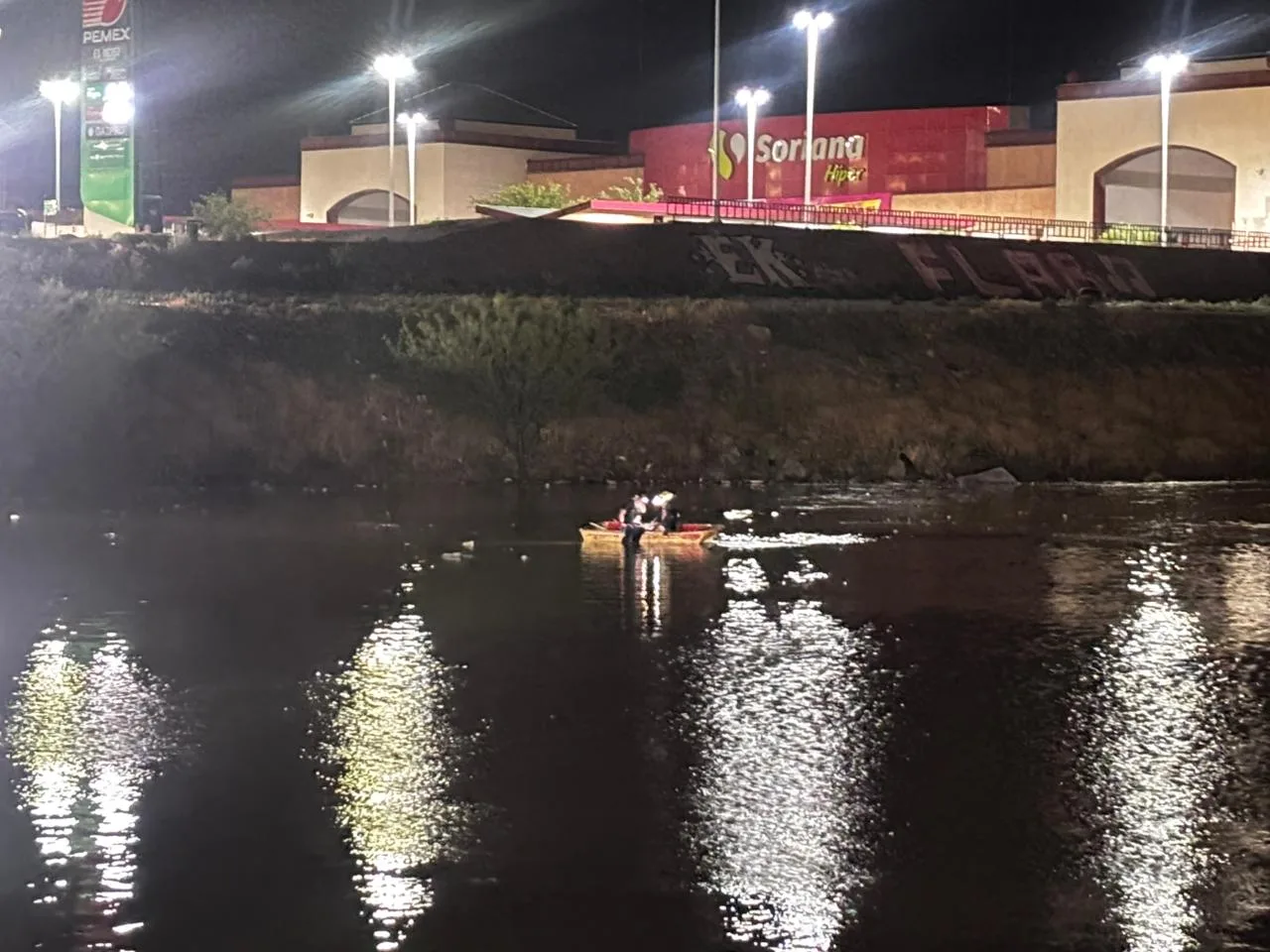 Fuertes lluvias y vientos causan encharcamientos y rescatan a hombre atrapado en dique en Ciudad Juárez - imagen 2