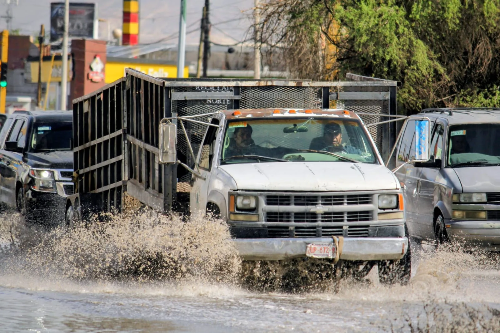 Interrupciones en semáforos y acumulación de agua tras lluvias en Ciudad Juárez