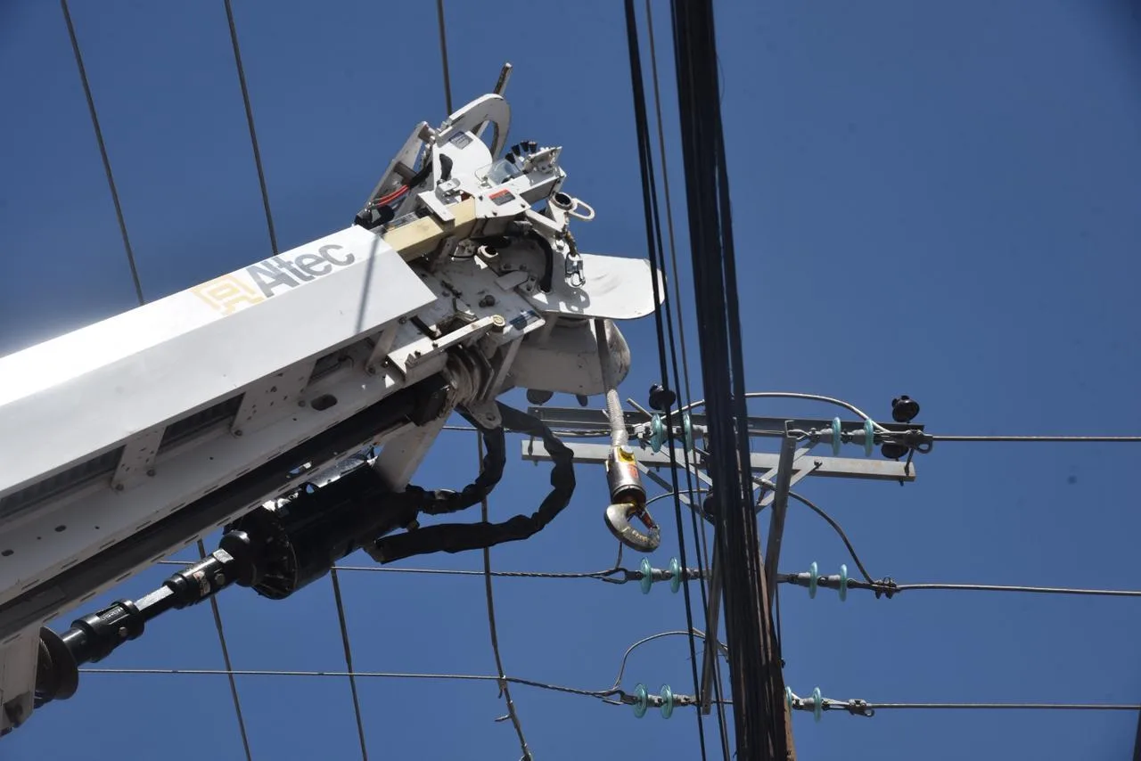 Retiran cableado aéreo en calle Tapioca para construcción de puente peatonal en Culiacán - imagen 3