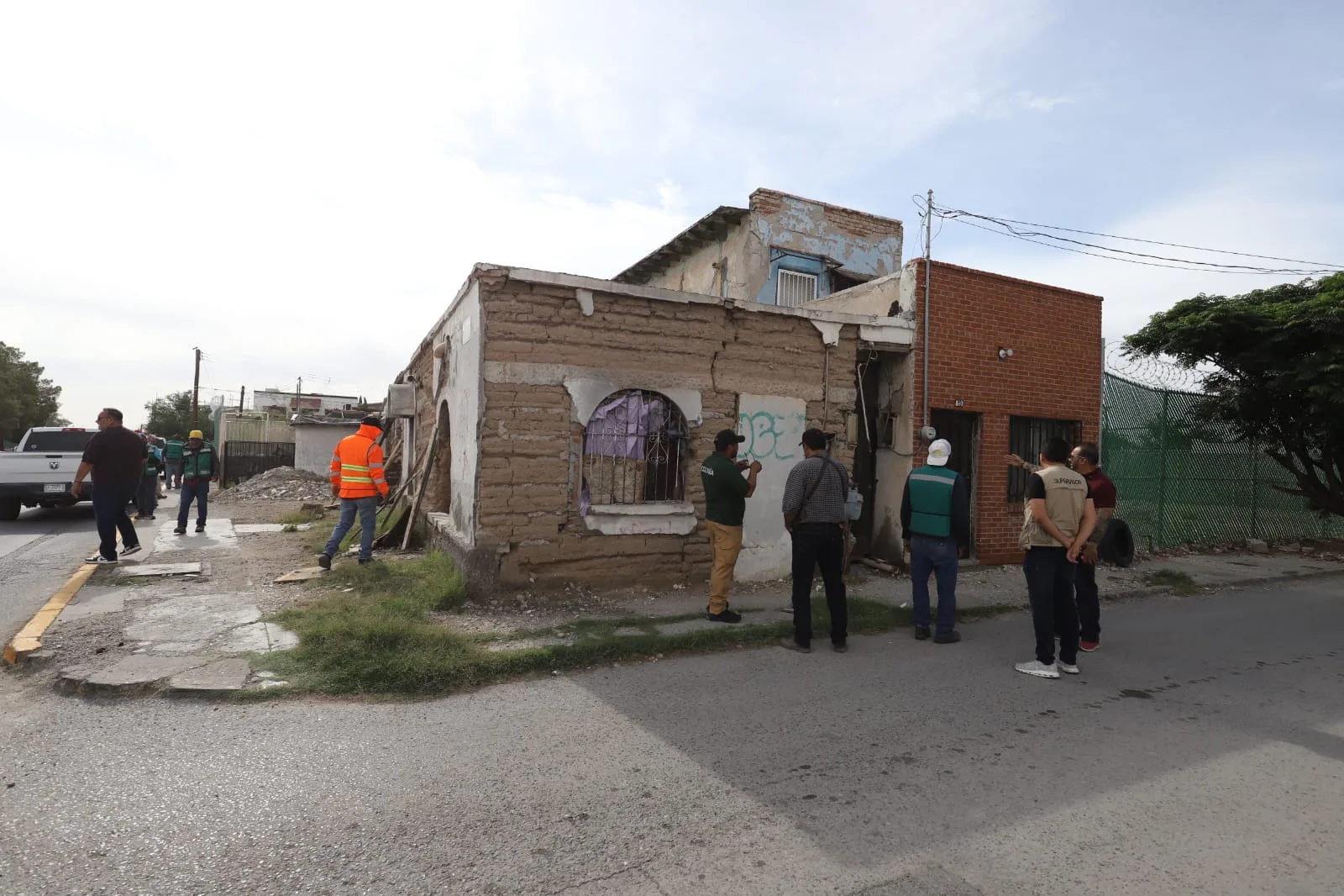 Demuelen finca abandonada en cruce de Ingeniero David Herrera Jordán y Ramón Corona para reducir riesgos