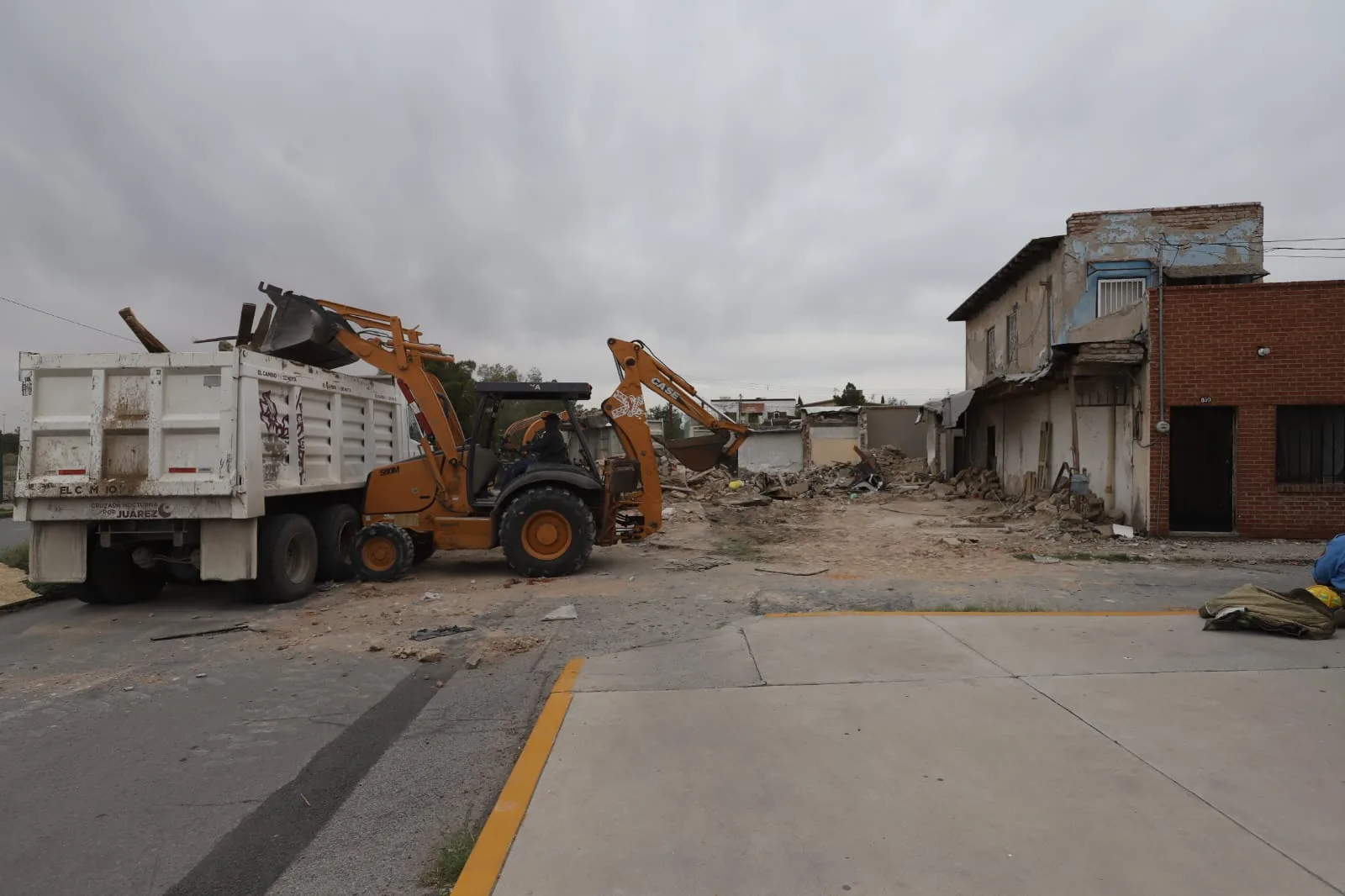 Demuelen finca abandonada en cruce de Ingeniero David Herrera Jordán y Ramón Corona para reducir riesgos - imagen 5