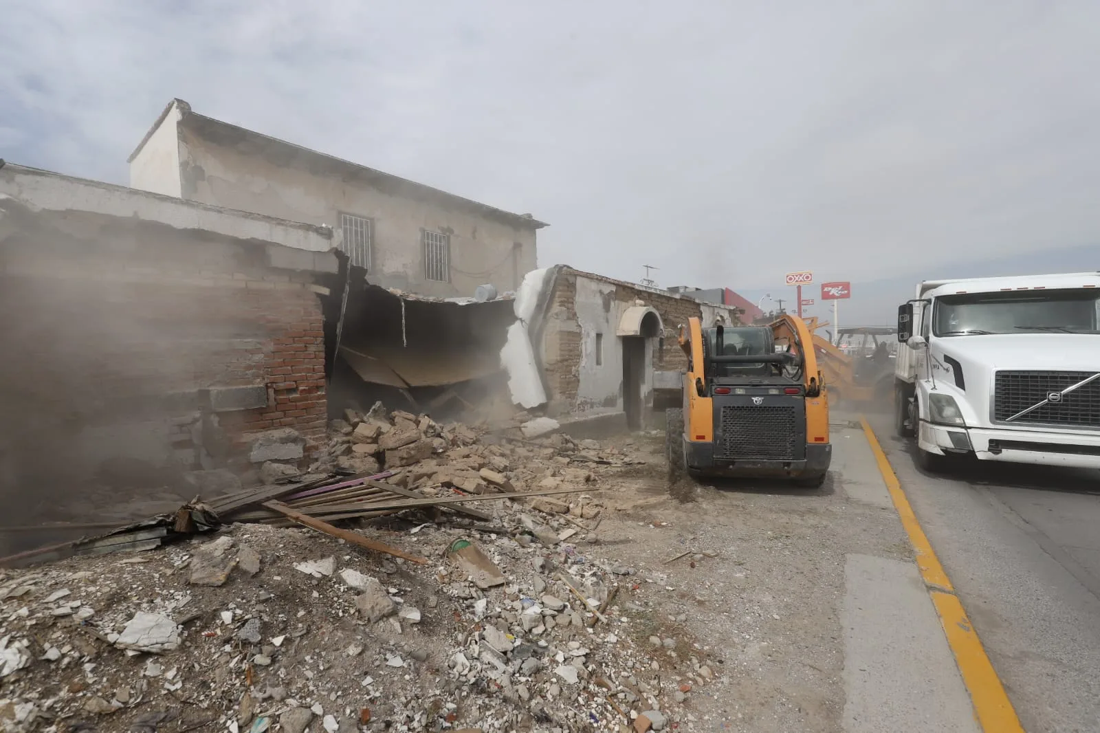 Demuelen finca abandonada en cruce de Ingeniero David Herrera Jordán y Ramón Corona para reducir riesgos - imagen 8