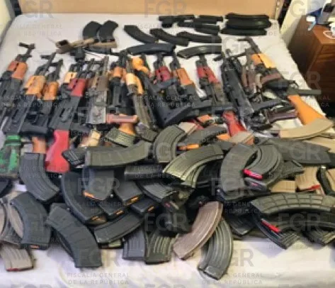 FGR logra sentencia de 13 años de prisión para ocho personas por tráfico de armas y drogas en Querétaro